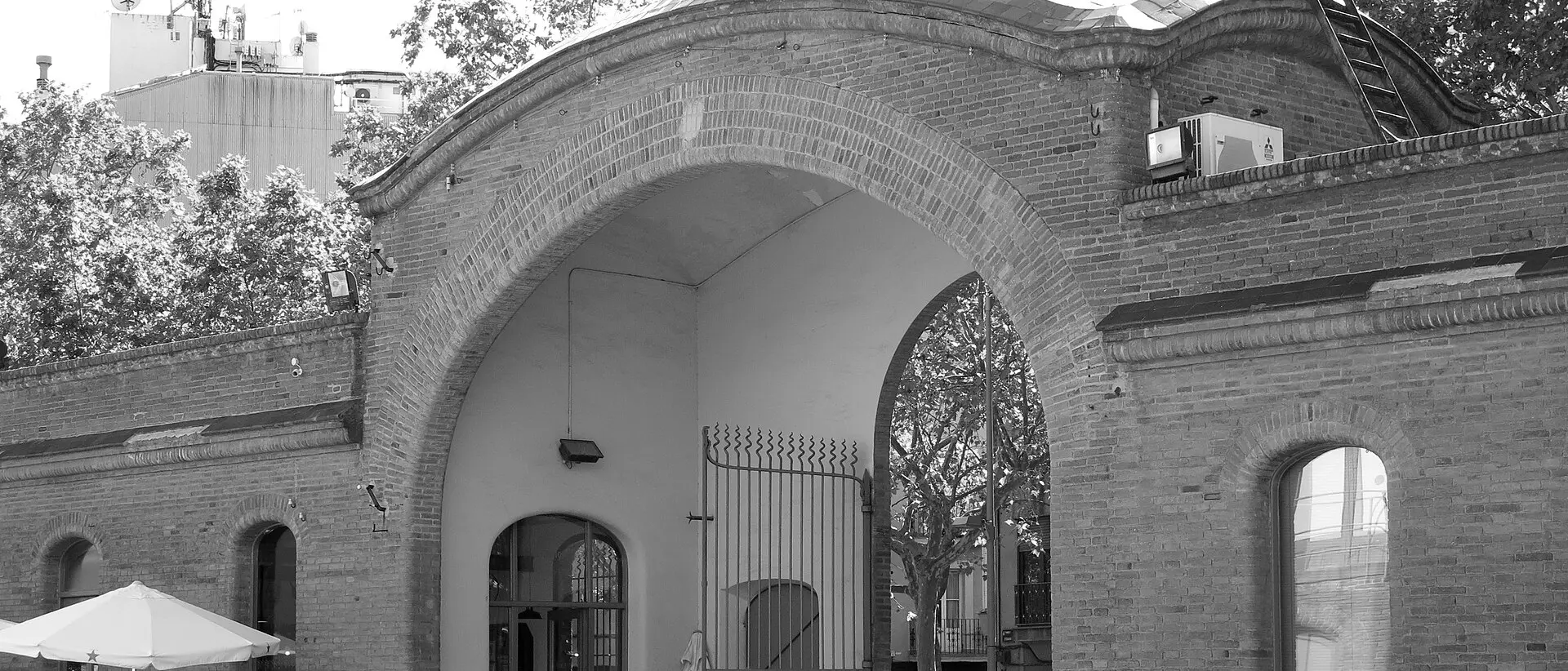El arco de ladrillo del Vapor Aymerich, antigua fábrica textil de Terrassa
